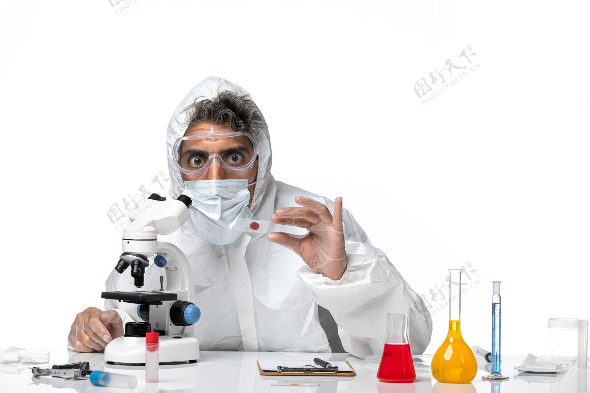 面具男医生穿着防护服 戴着无菌口罩 用显微镜在白色皮肤上观察医学男人专业