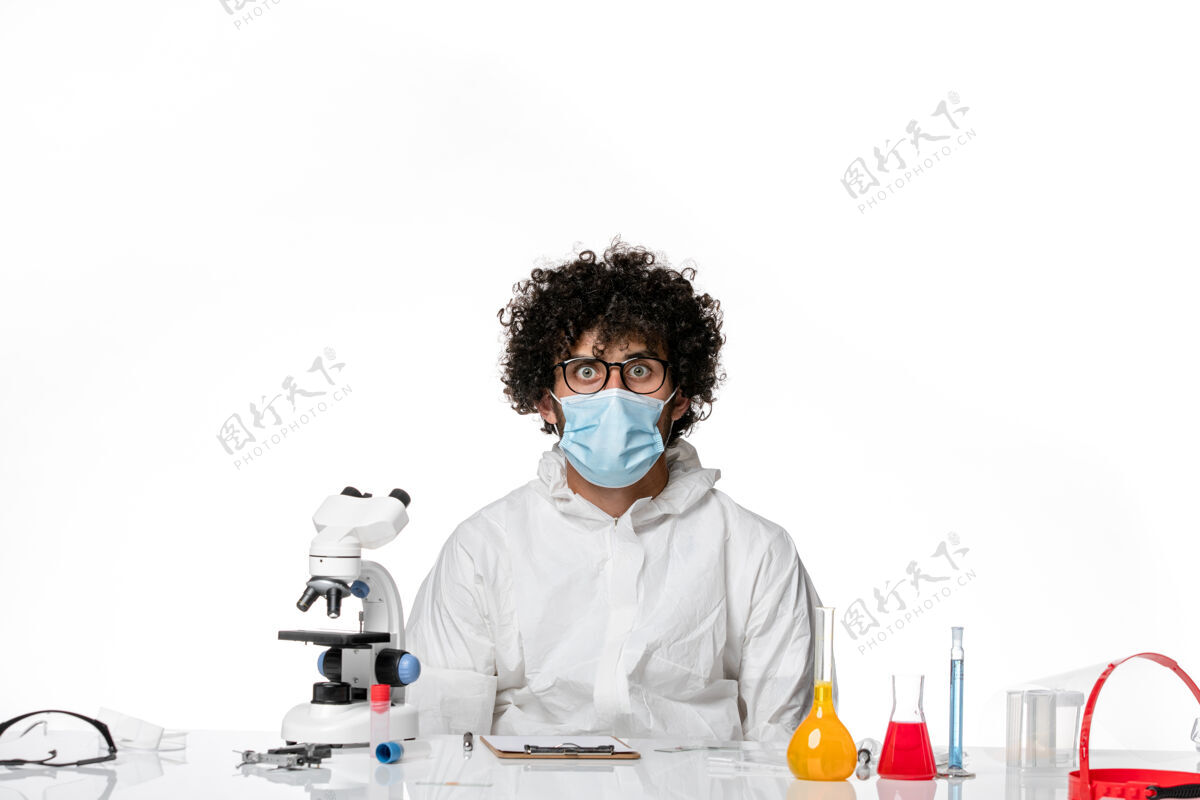 病毒正面图男性医生穿着防护服 戴着面罩 坐在浅白的溶液里大流行专业口罩