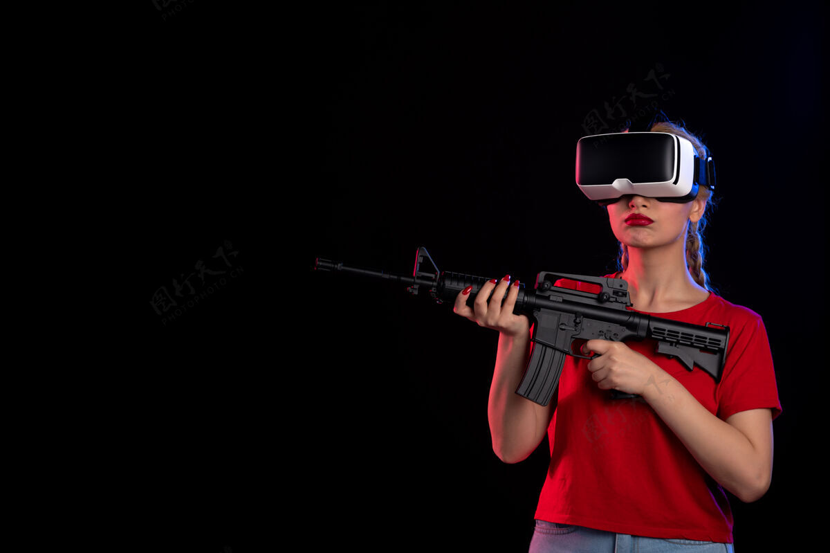 年轻女性年轻女性玩虚拟现实玩具步枪黑暗墙前视图步枪前方视图