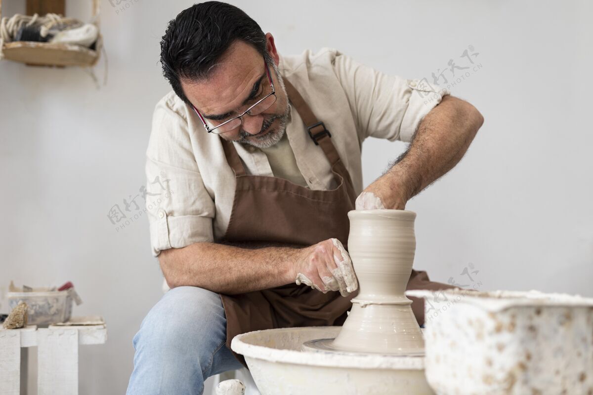 中镜头做陶器的人中枪艺术品里面创作