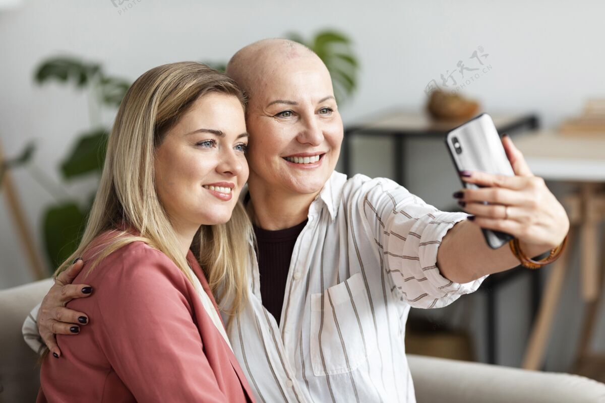 保健患有皮肤癌的中年妇女和她的朋友在一起疾病秃头疾病