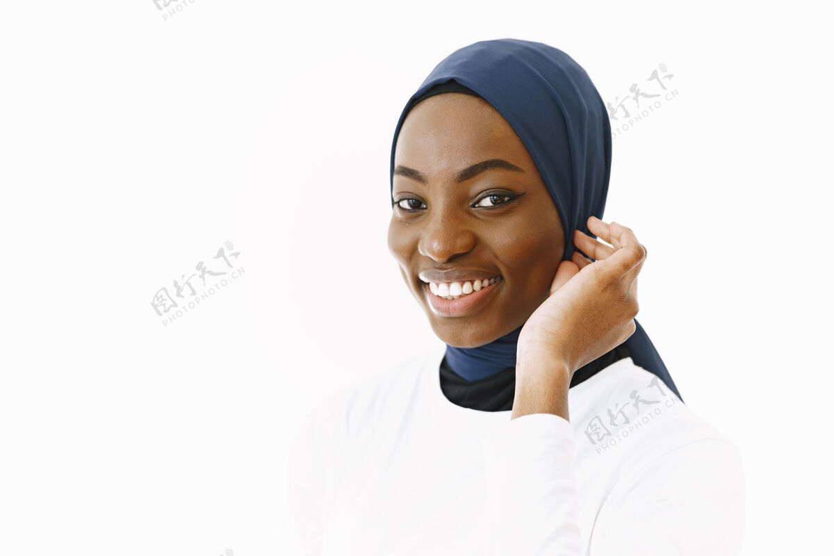 文化可爱满足的宗教穆斯林女子头像 面带温和微笑 皮肤黝黑健康 头上戴围巾隔离在白色背景上宗教女性非洲