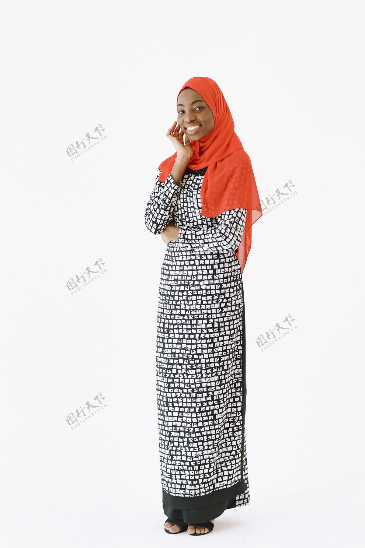非洲可爱满足的宗教穆斯林女子头像 面带温和微笑 皮肤黝黑健康 头上戴围巾隔离在白色背景上阿拉伯语服装伊斯兰教
