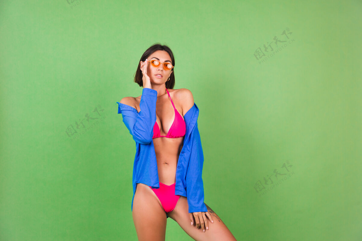 华丽夏日修身运动型女士 粉色比基尼 蓝色衬衫 橙色墨镜 绿色 快乐积极水疗姿势纹身