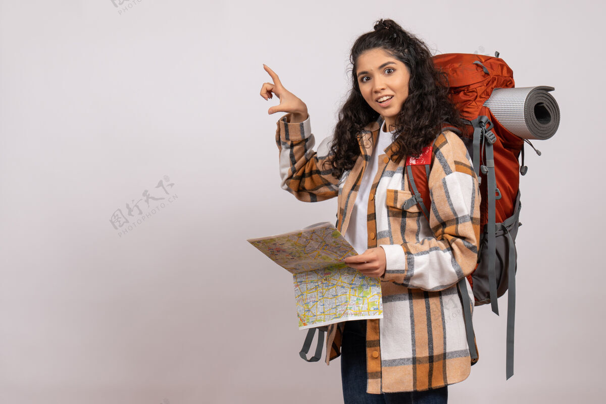 空气正面图年轻女子在徒步旅行中用地图在白色的背景上俯瞰校园森林山旅游的空气自然森林山徒步旅行