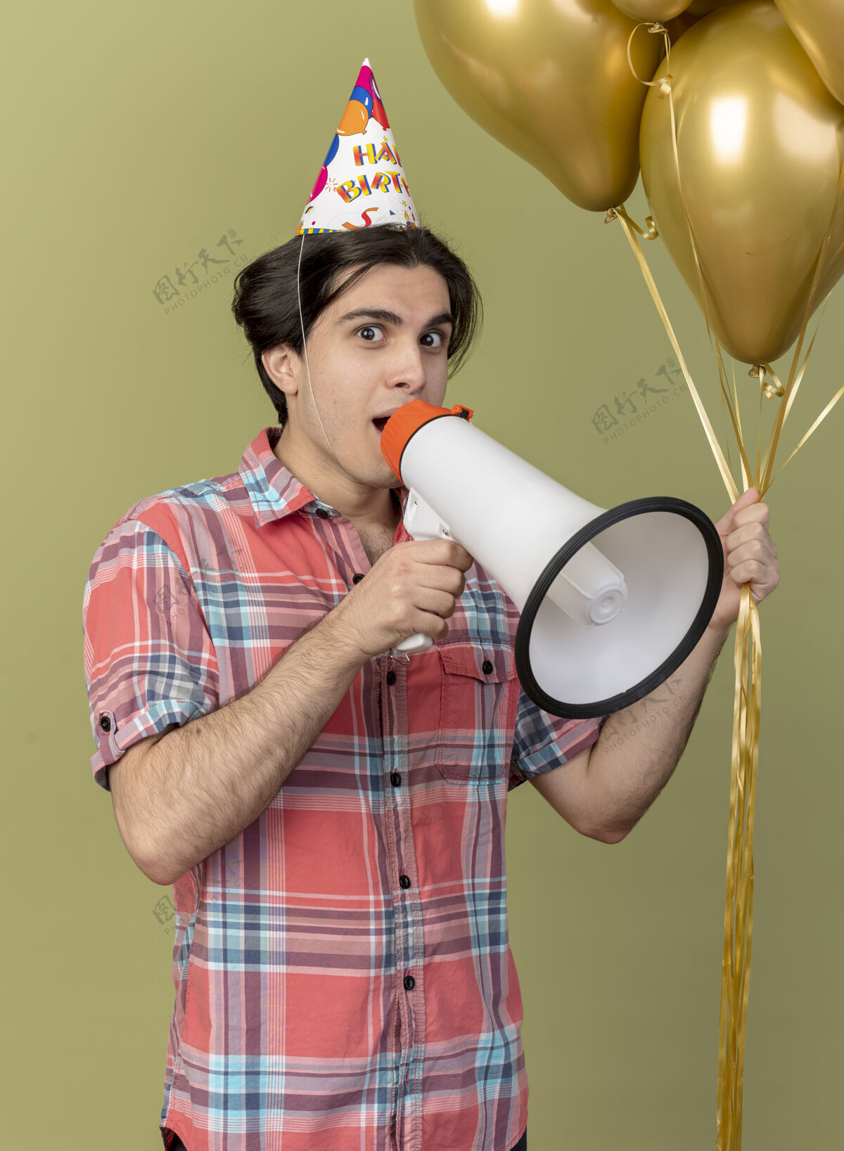 生日帅气的白种人戴着生日帽手持氦气球和扩音器帅气人气球
