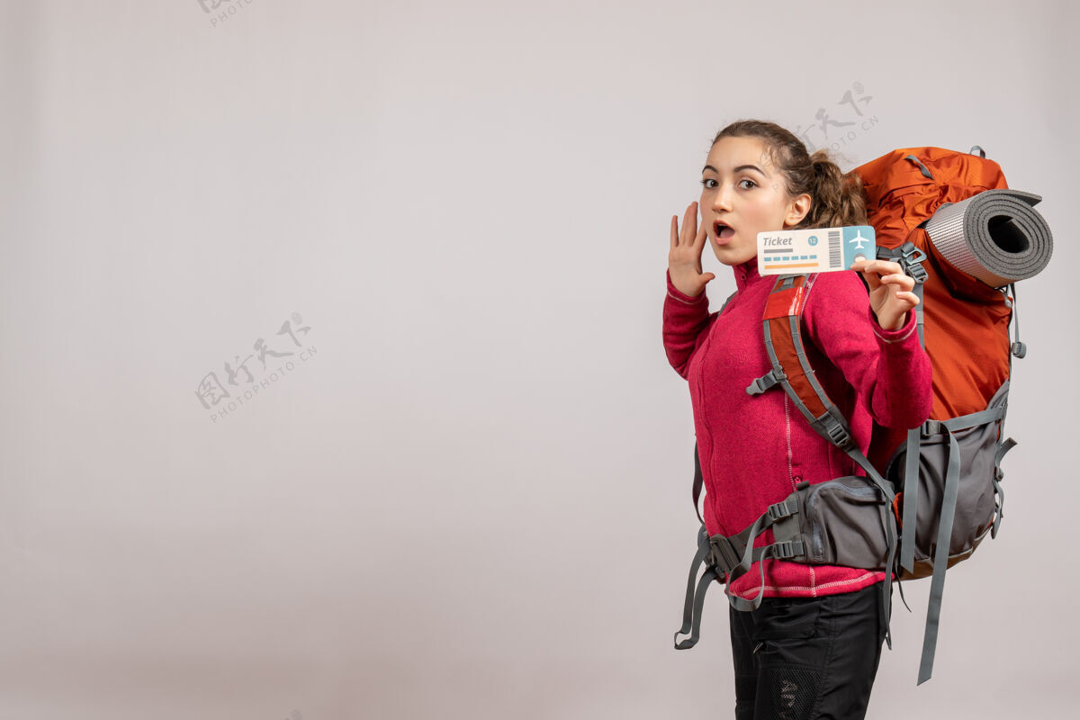 肖像背着大背包拿着旅行票的困惑的年轻旅行者背包成人旅游