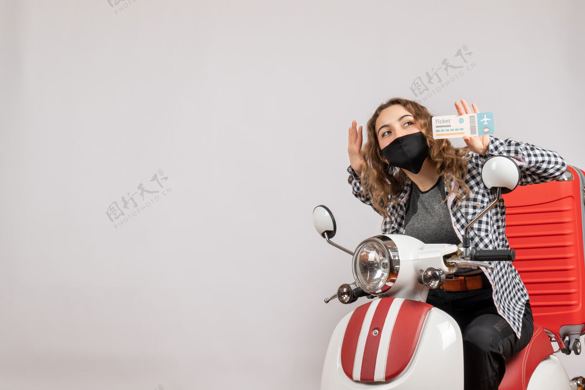 面罩一个戴着口罩的小女孩举着旅行票机票车辆旅行