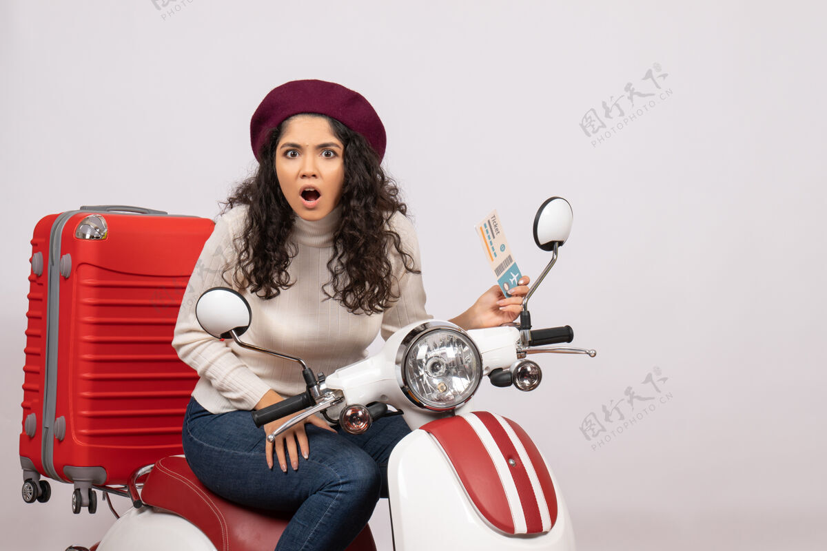 漂亮正面图年轻女性骑自行车持票上白色背景飞行彩色摩托车度假公路车速车辆摩托车摩托车