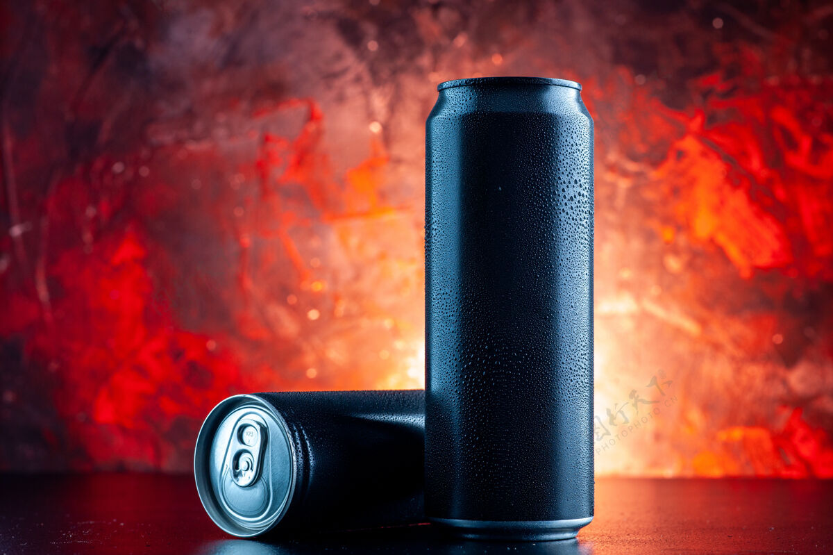 化妆品前视图能量饮料罐上的红色饮料酒精照片黑暗酒精技术罐头