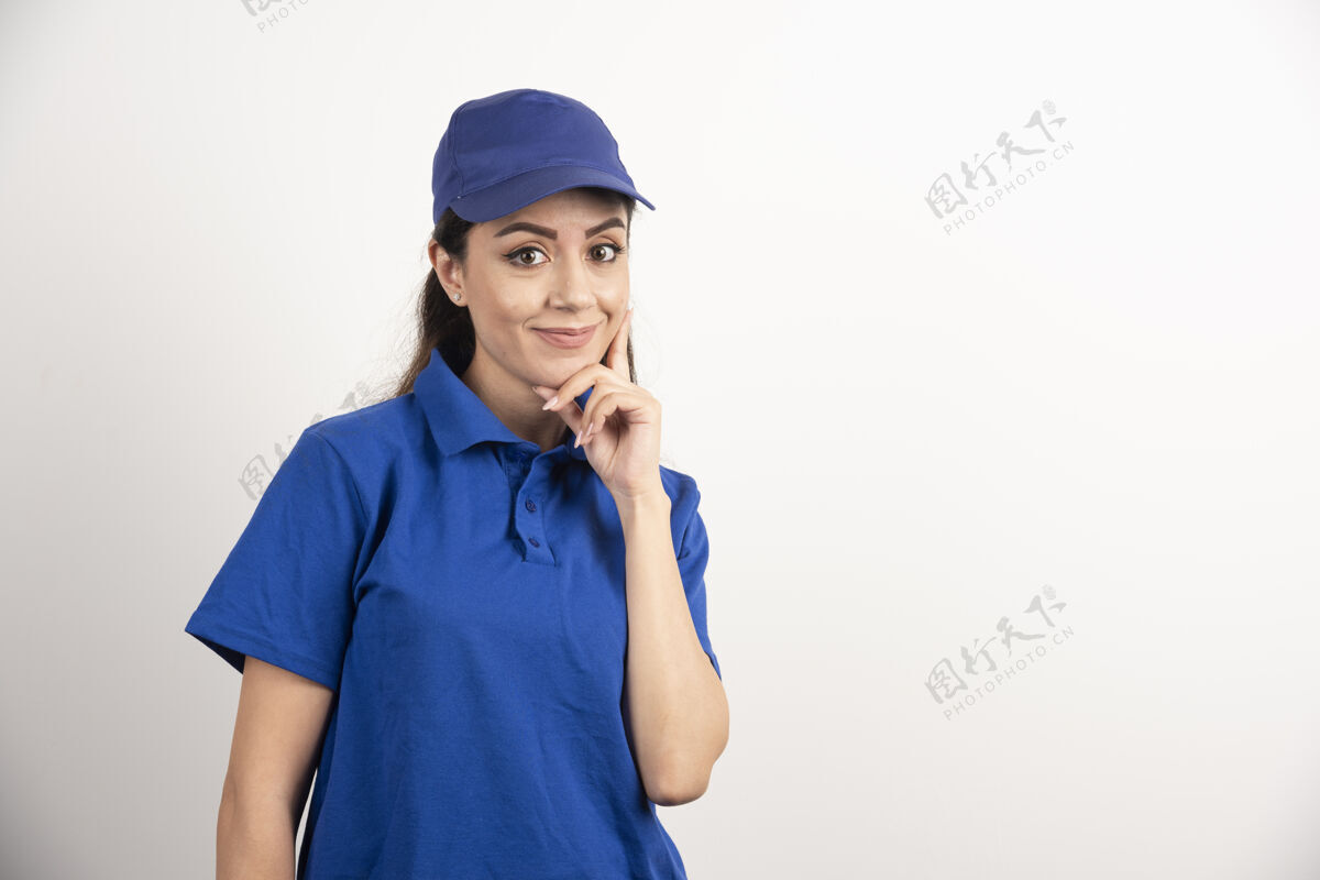 服务穿着蓝色制服的漂亮女人用手触摸她的脸高质量的照片年轻人站立制服