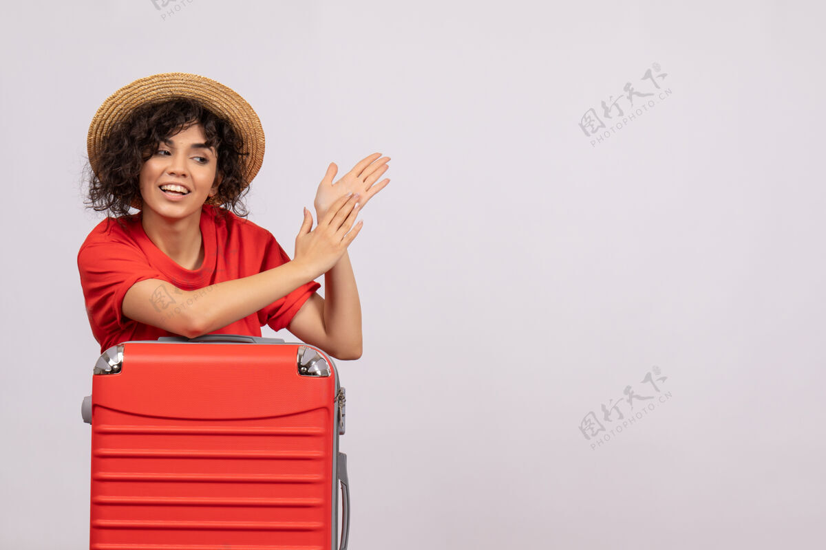 微笑正面图年轻女性 带着红色的包 准备乘坐白色背景的阳光色航程旅游航班度假飞机旅行旅行飞行美丽