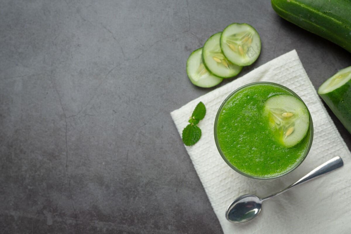 切一杯新鲜黄瓜汁 深色背景滋养好的绿色