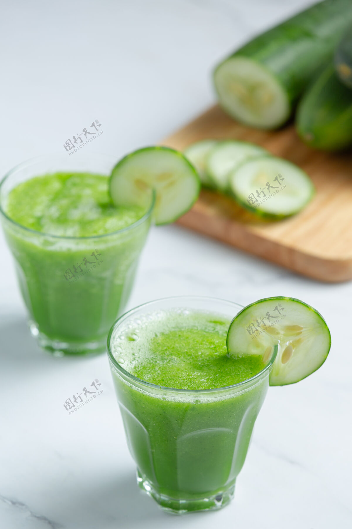 排毒一杯新鲜黄瓜汁放在大理石背景上绿色生的滋养