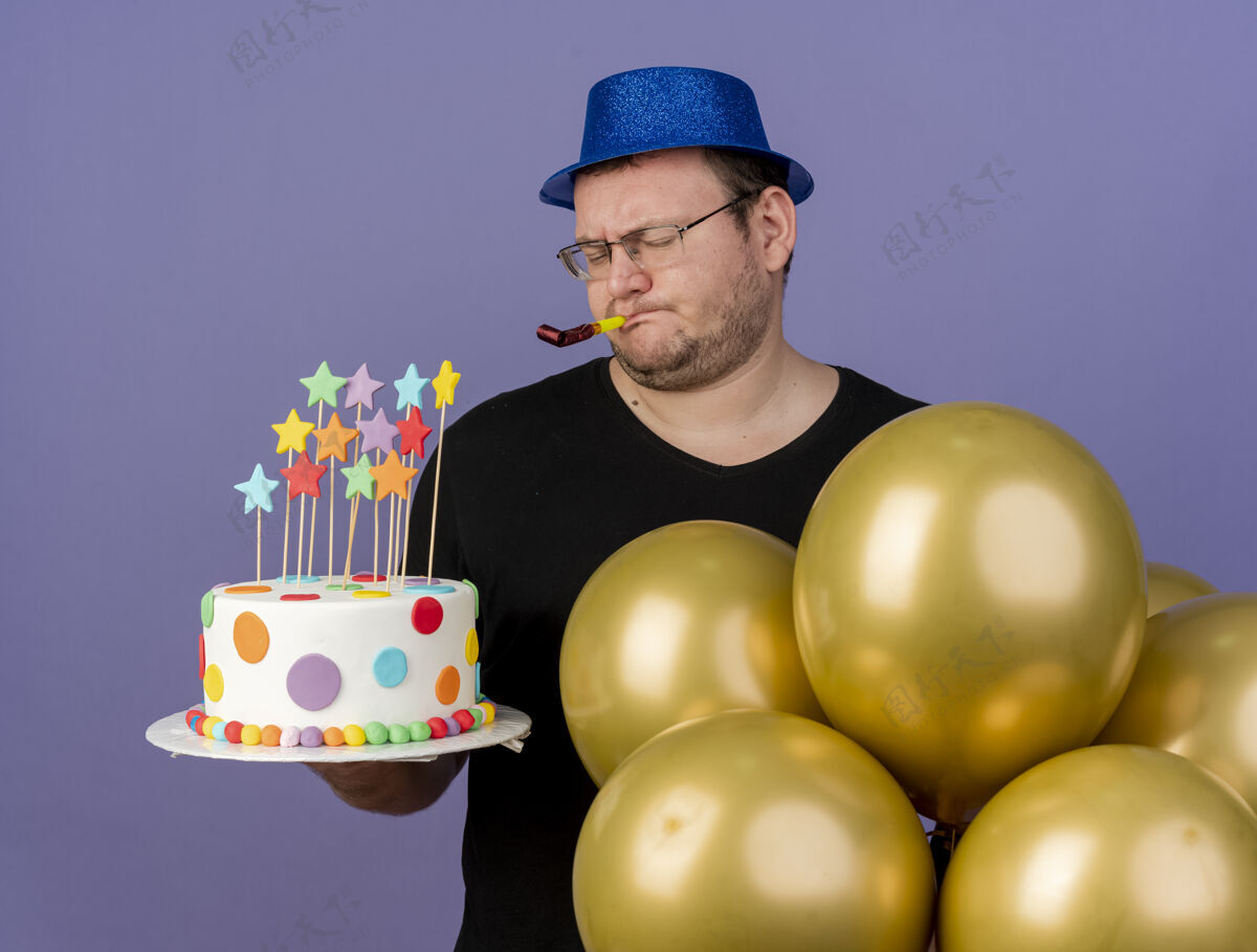 复制戴着眼镜 头戴蓝色派对帽 手持氦气球 手持生日蛋糕 吹派对哨子的未获释的成年斯拉夫男子紫色成人吹