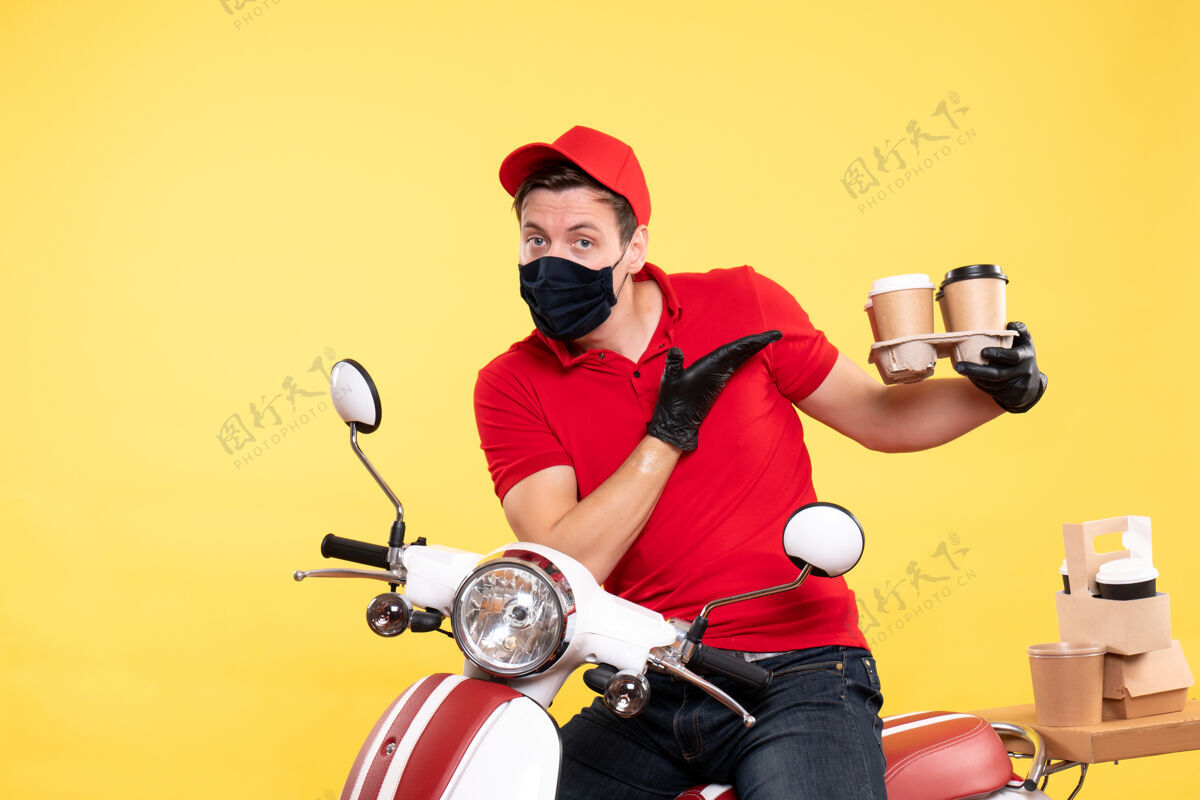 制服正面图戴着黄色咖啡面罩骑自行车的男信使送货摩托车工人