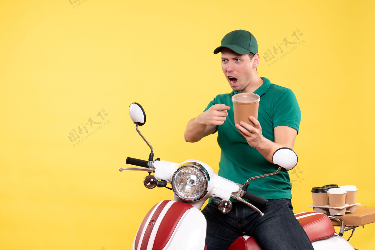 自行车正面图身着制服的男信使拿着黄色的咖啡杯服务男信使摩托车