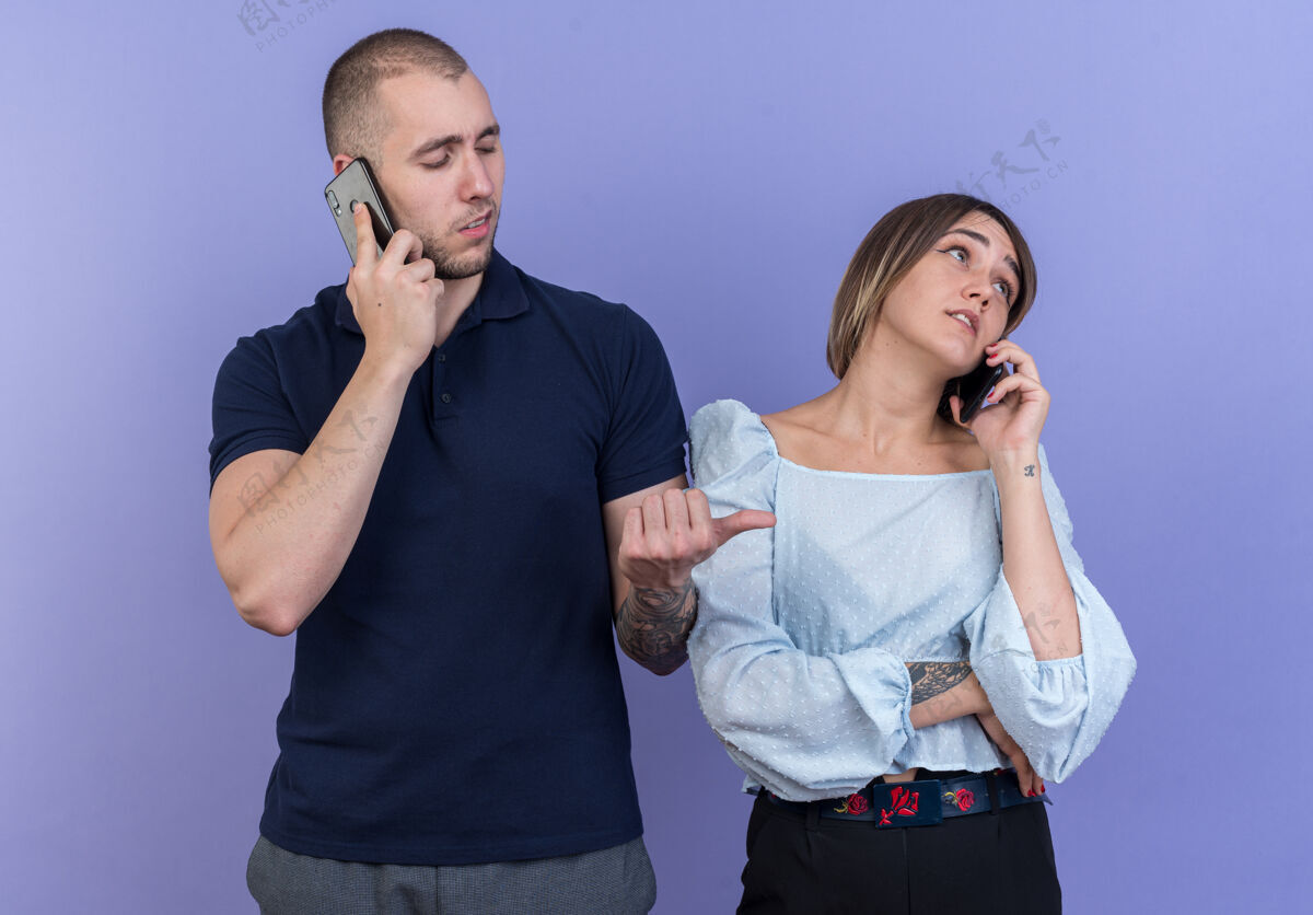 年轻一对年轻漂亮的夫妇站在手机前自信地交谈着站着蓝色女人