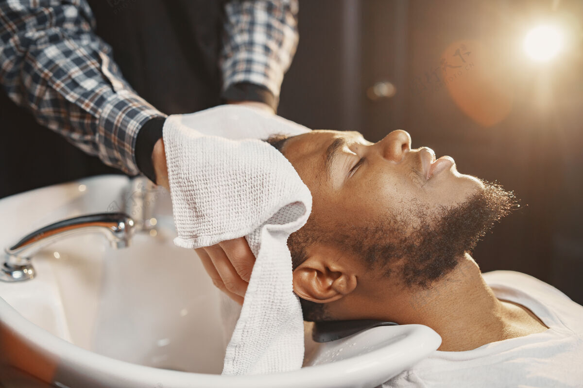理发师年轻的非洲裔美国人来理发店头沙龙年轻人