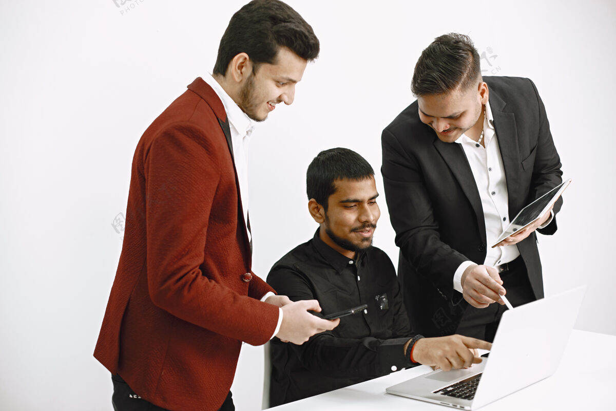 微笑三个人在讨论想法白墙印度国籍站立商务人士西装