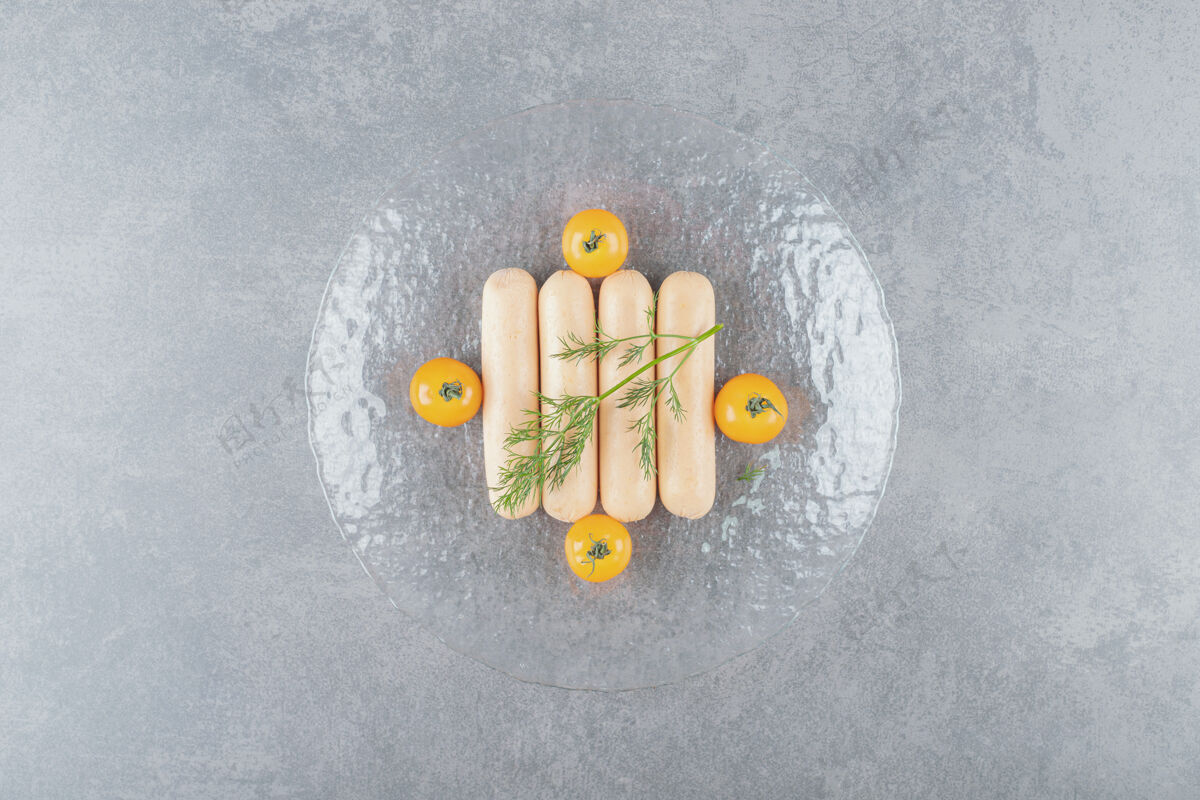 盘子一个装着樱桃黄色西红柿的煮香肠的玻璃盘子莳萝食物香肠