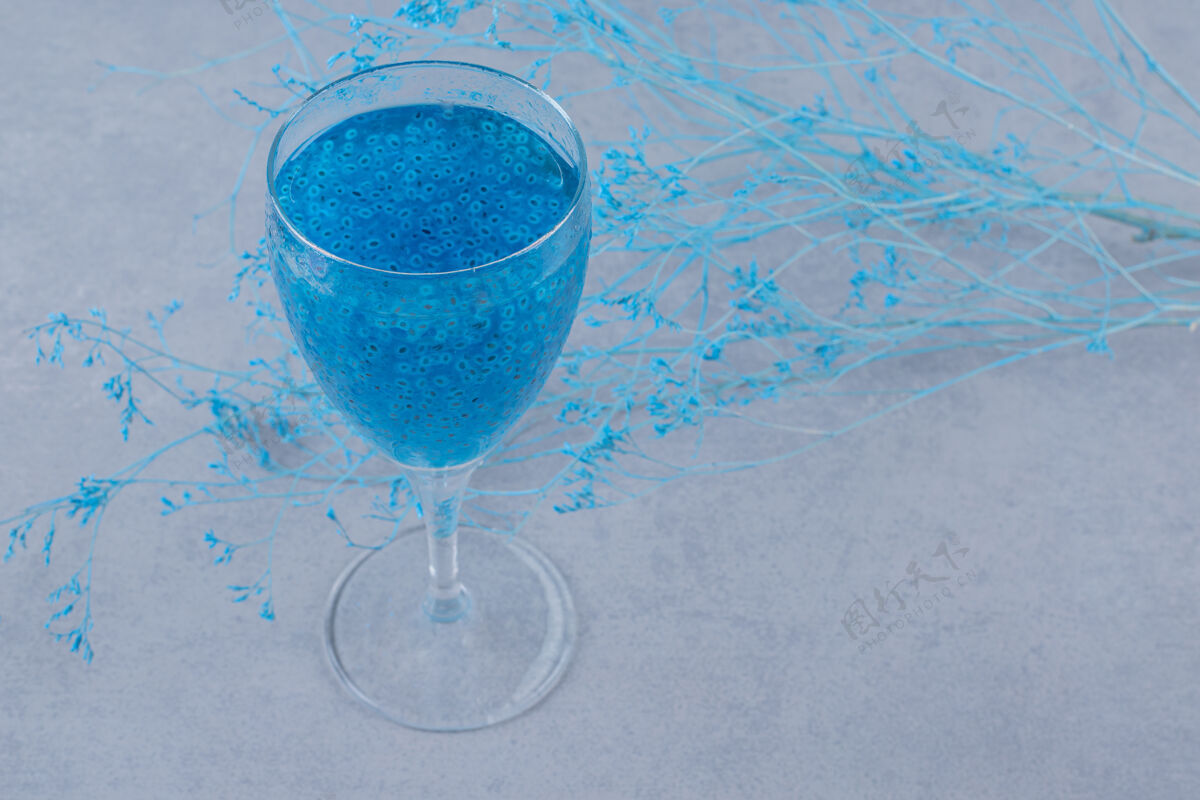 利口酒蓝色的自制鸡尾酒在灰色的表面玻璃酒吧马提尼