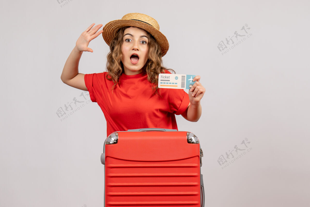 肖像带着旅行袋的漂亮度假女孩拿着票票人欢呼