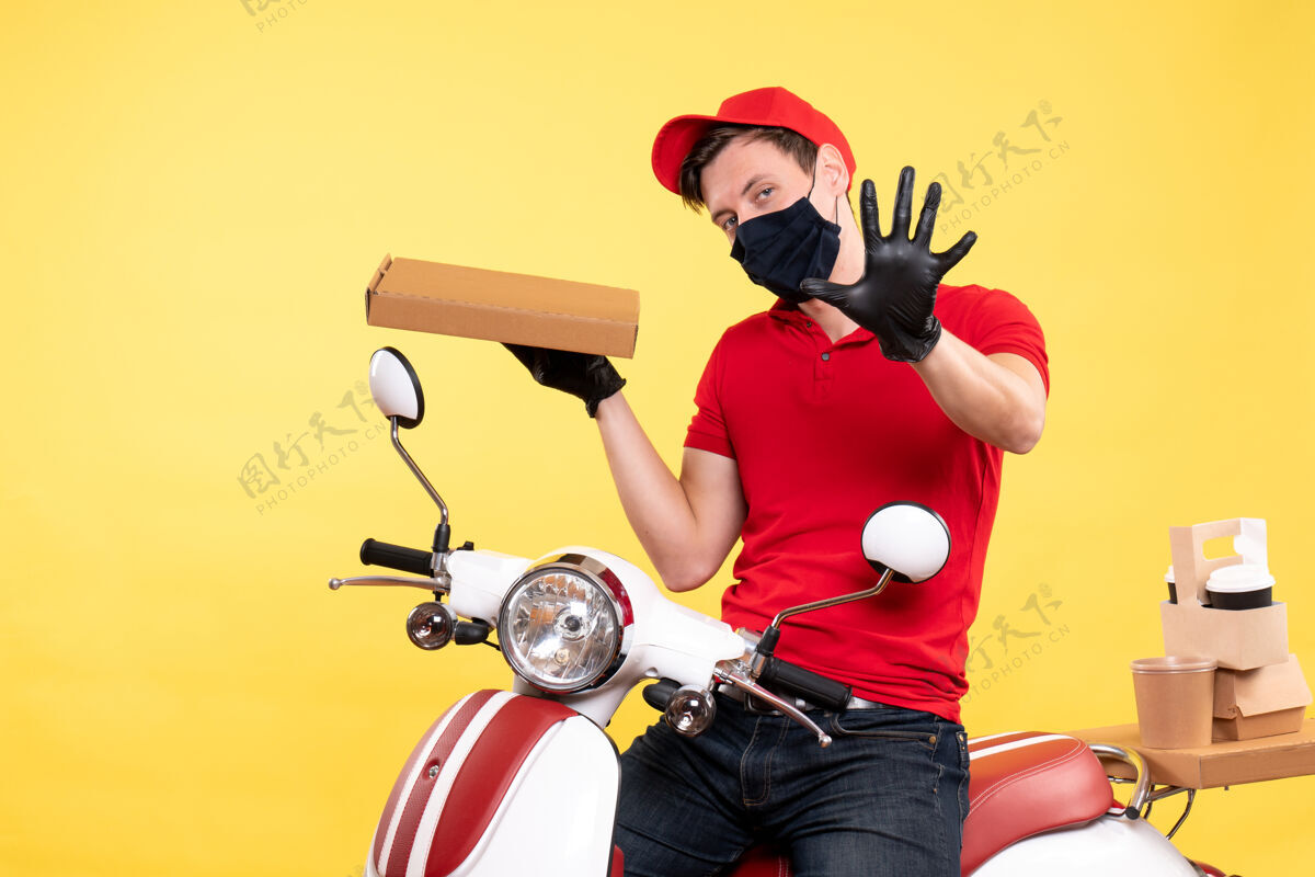 摩托车正面图：戴着面罩骑自行车的男性快递员 黄色食品盒服务工作传送带