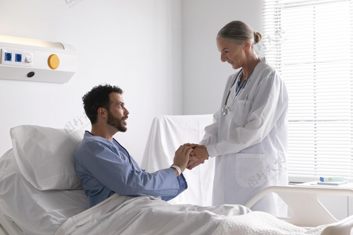 诊所生病的男病人在床上和护士说话护理男人室内