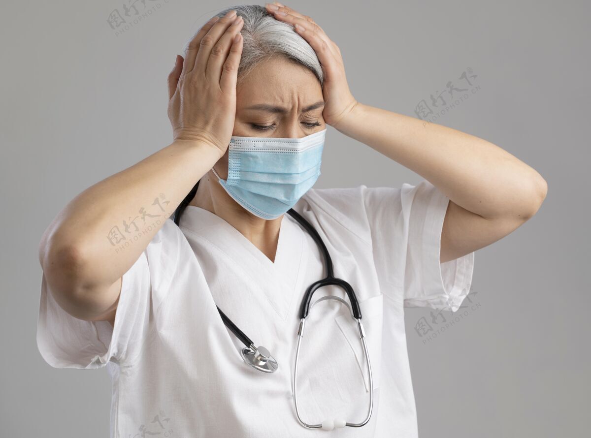 妇女疲惫的女卫生工作者的画像健康医疗护理人