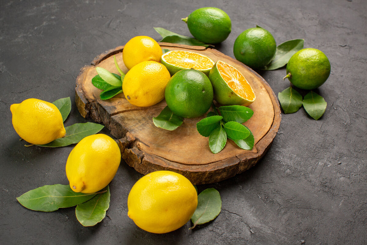 葡萄前视图新鲜柠檬深色背景水果酸橙柑橘多汁农产品柠檬