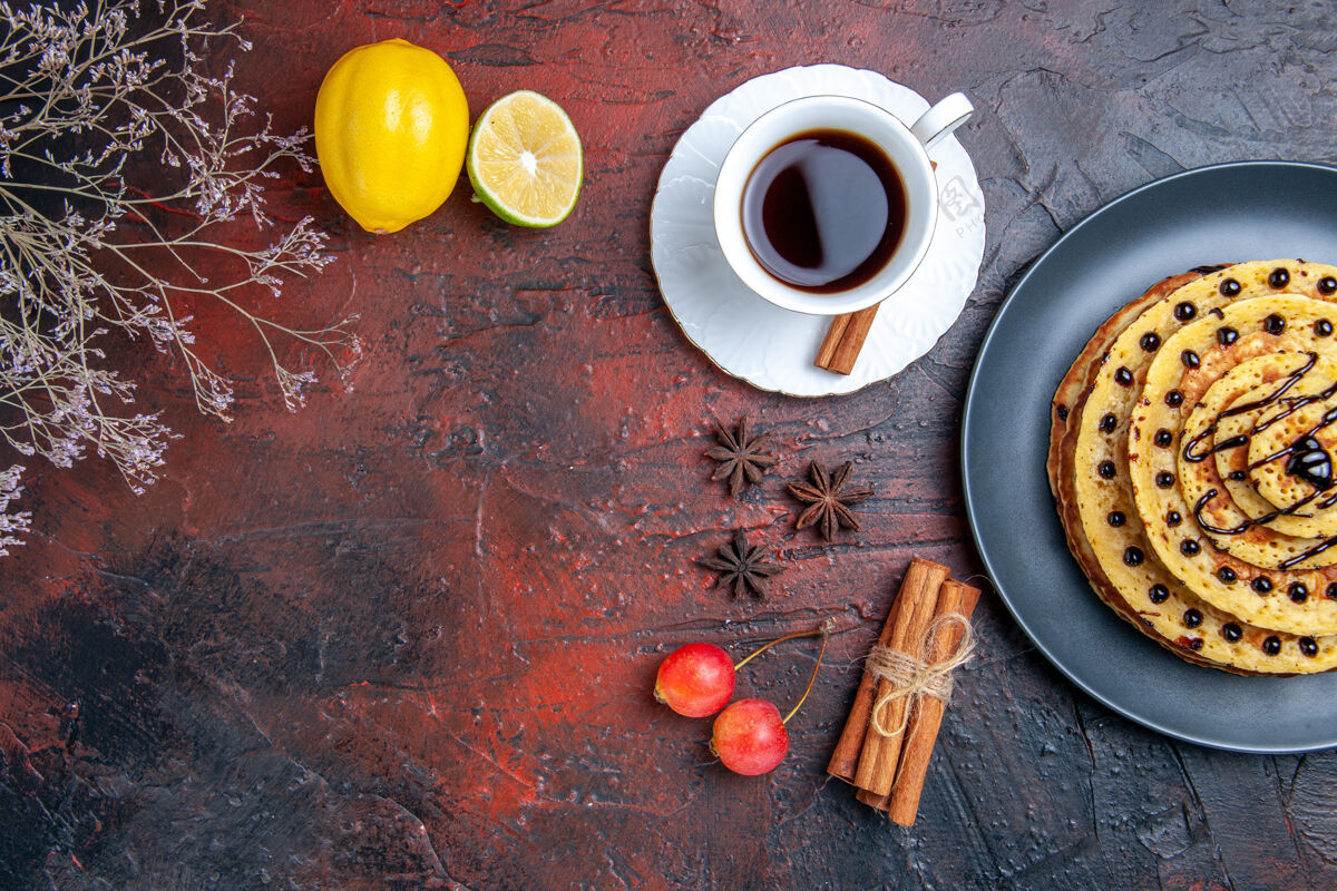 食物顶视图美味的甜饼和茶在黑暗的表面碗健康膳食
