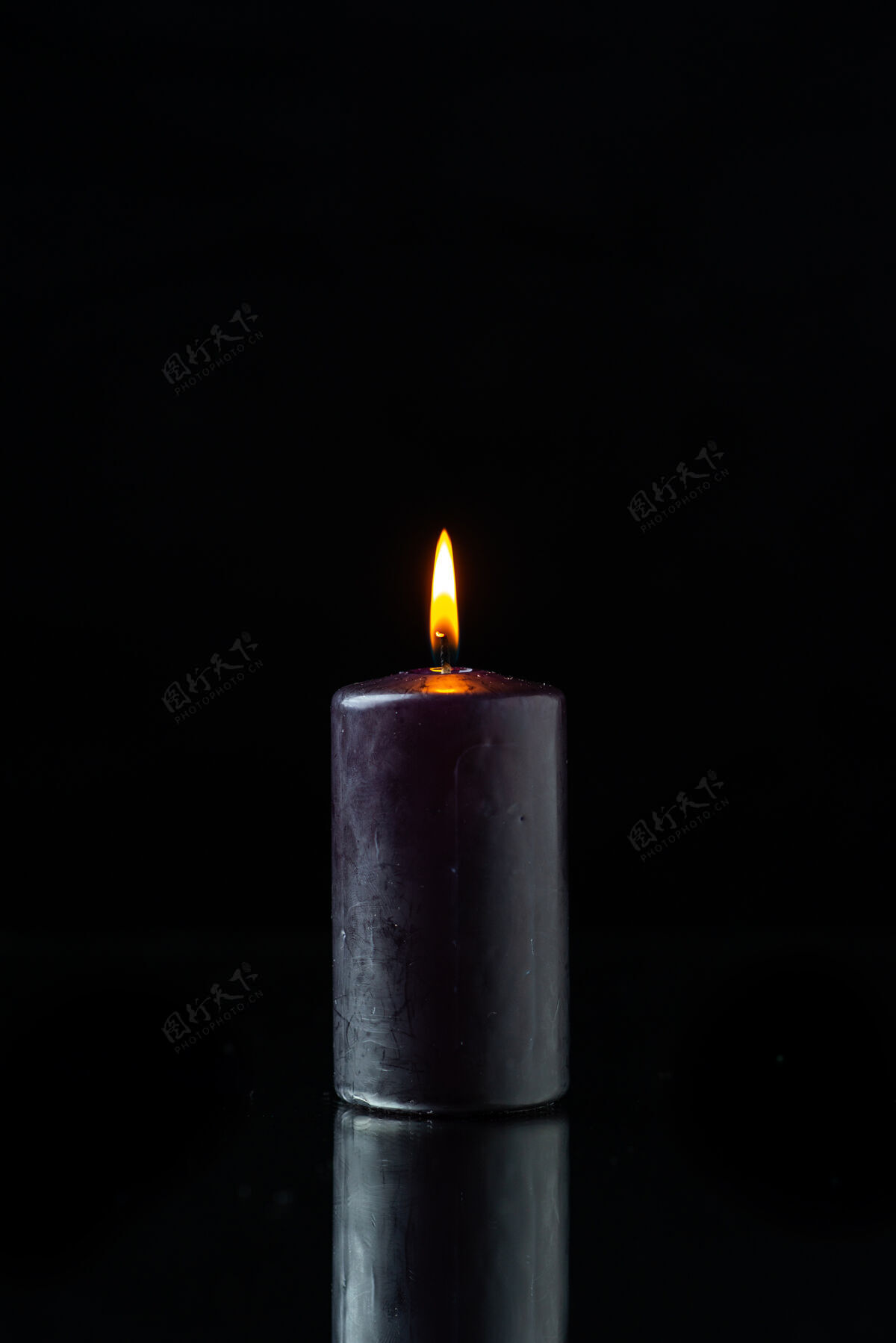 死亡黑暗表面上的黑暗蜡烛照明的前视图葬礼表面火