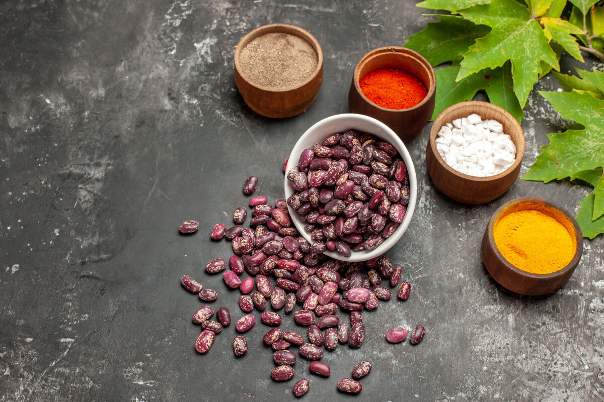 棕色顶视图新鲜生豆与调味品在灰色的表面顶部颜色胡椒