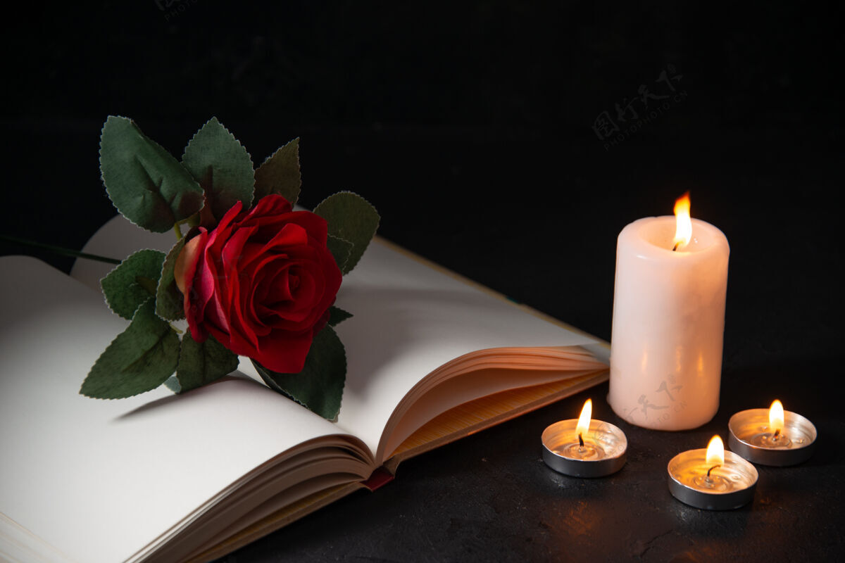 黑暗黑暗表面上燃烧的蜡烛的正面图死亡芳香疗法正面