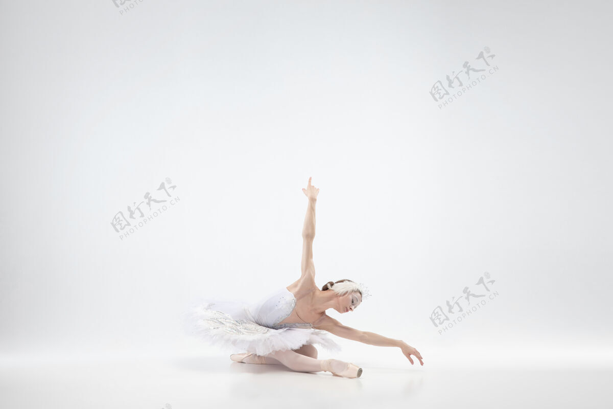 艺术家以白色工作室为背景的年轻优雅的芭蕾舞演员移动优雅人