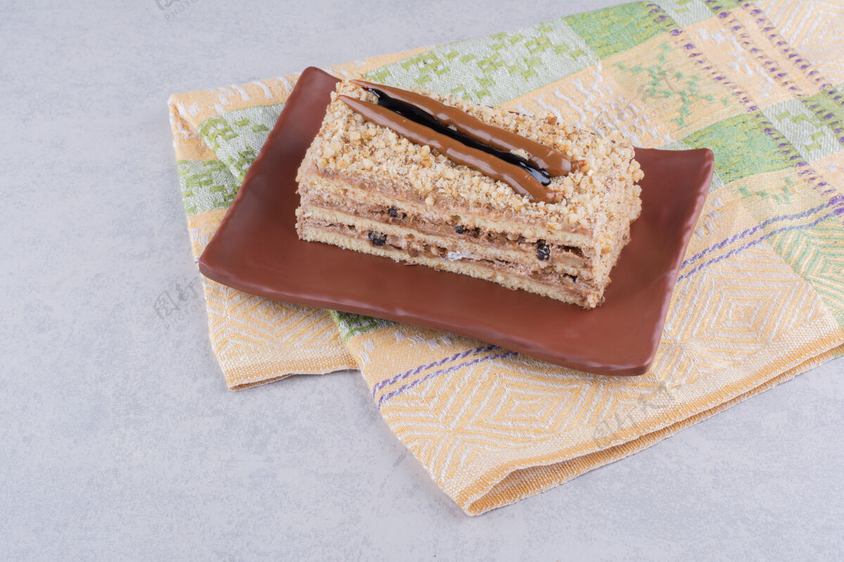 切片用桌布在棕色盘子上自制蛋糕面包房自制甜点