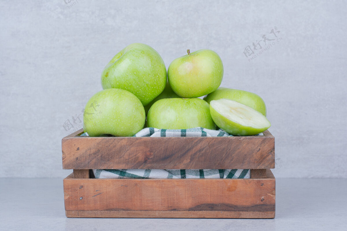 木材绿色可口的苹果在木篮子里高品质的照片新鲜有机美味