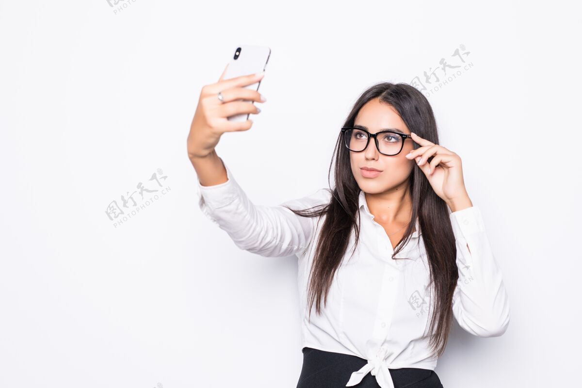女性快乐的商务女性在智能手机上自拍 白色隔离手机女性成人