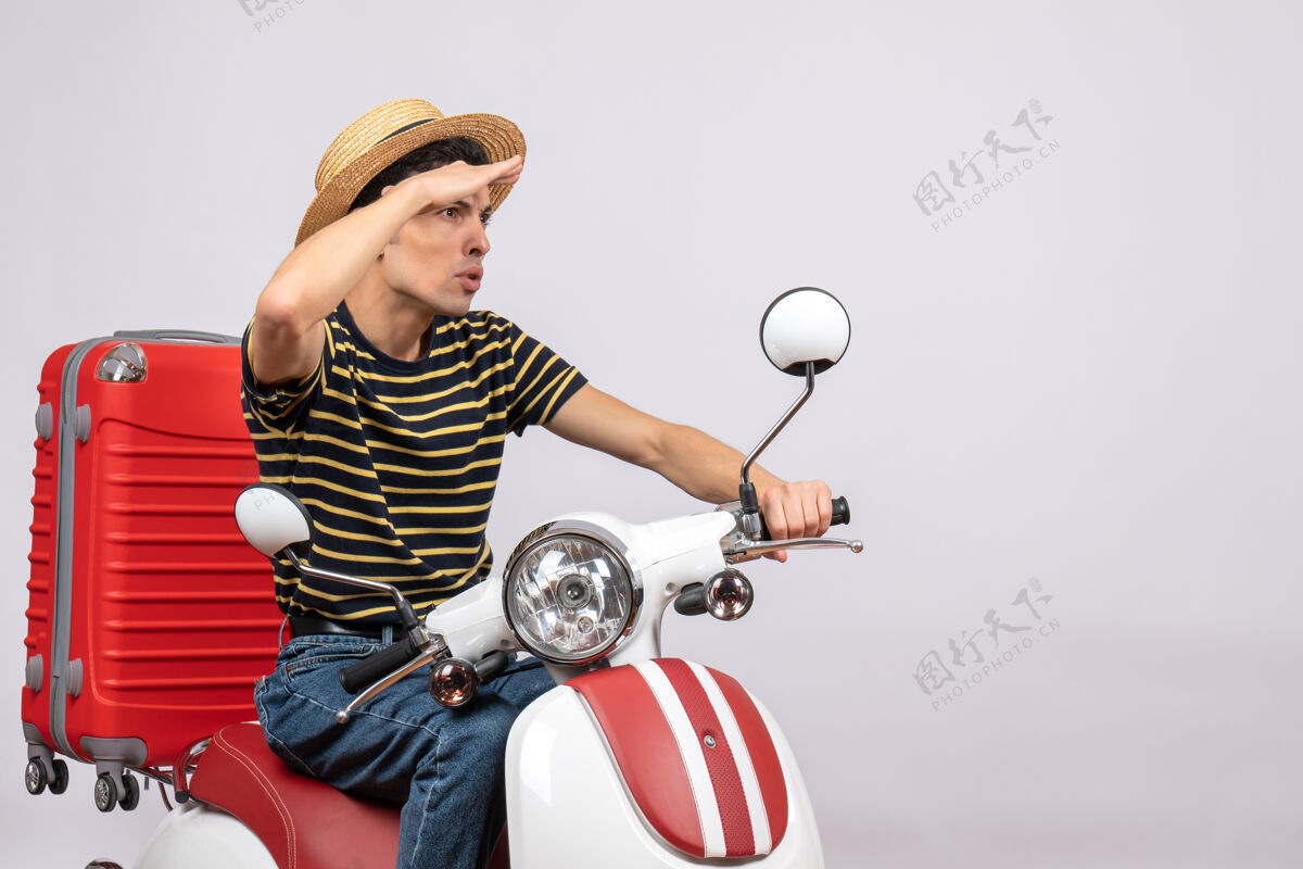 车辆戴草帽的小男孩骑着轻便摩托车的正视图视图摩托车骑