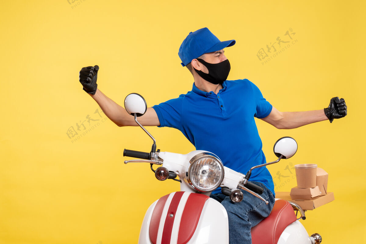 车辆正面图黄色背景上穿着蓝色制服的年轻男性信使蓝色摩托车年轻男性信使