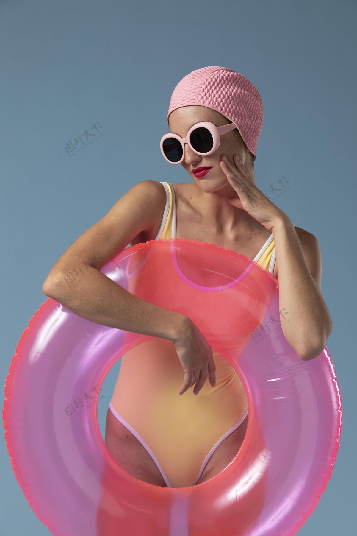 模特穿泳衣戴游泳圈的年轻女子女士夏天泳装