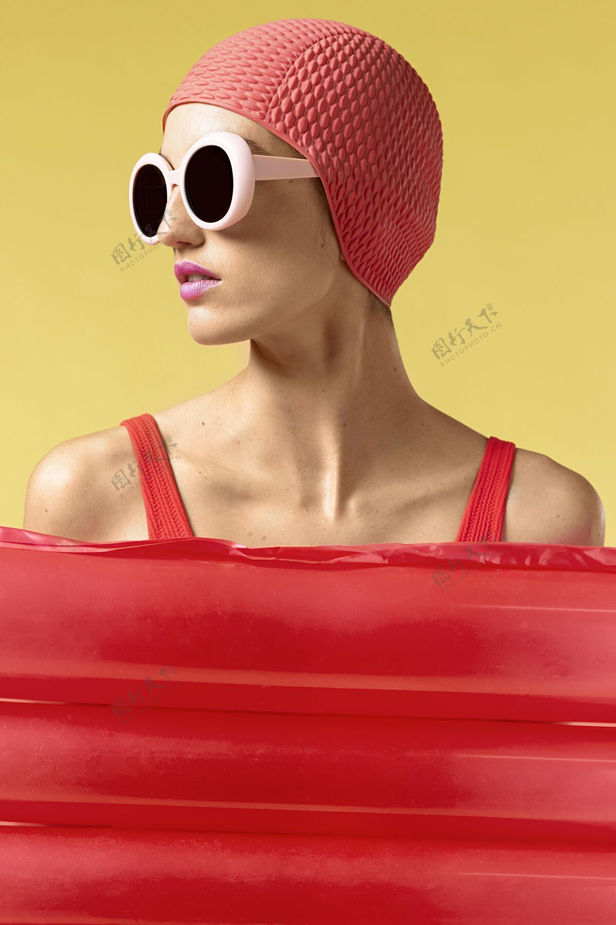 时尚穿着红色泳衣的年轻女子泳装模特女性