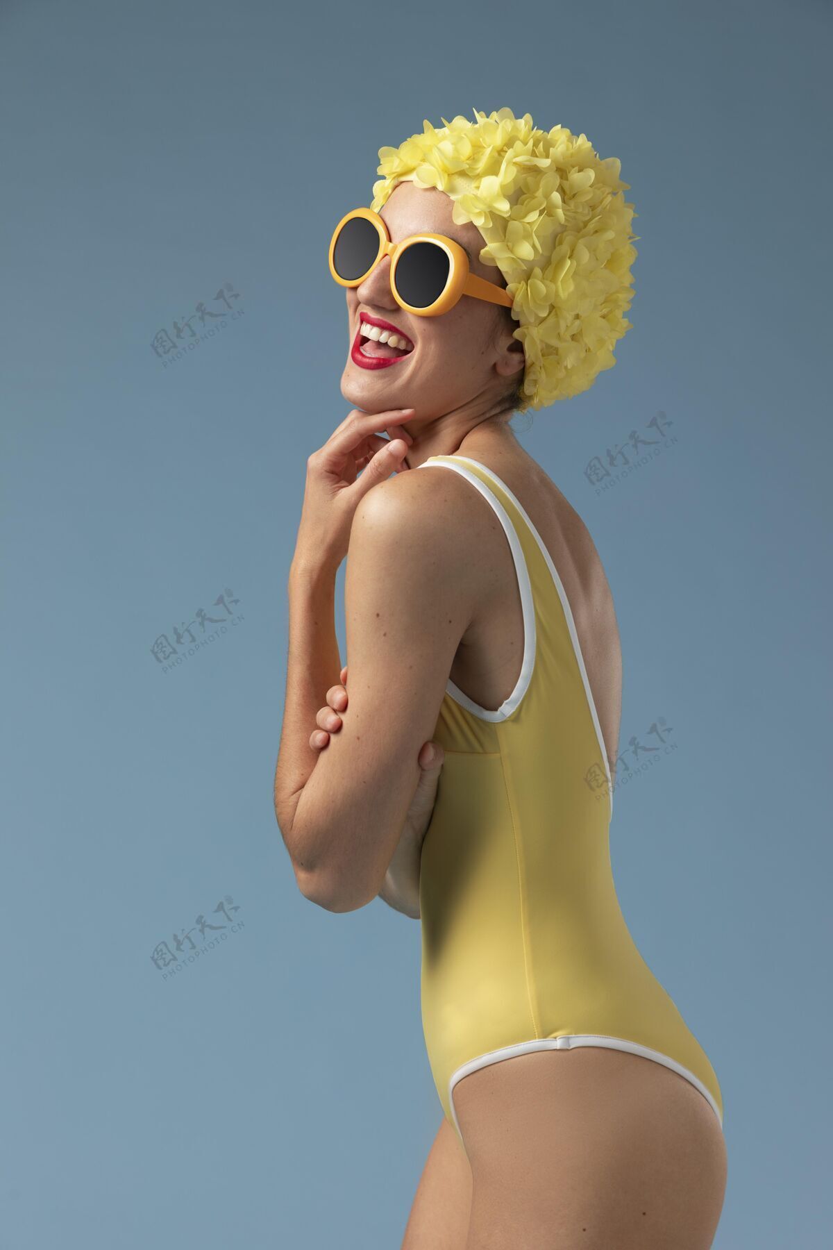 海滩戴泳帽的漂亮姑娘泳装模特女士