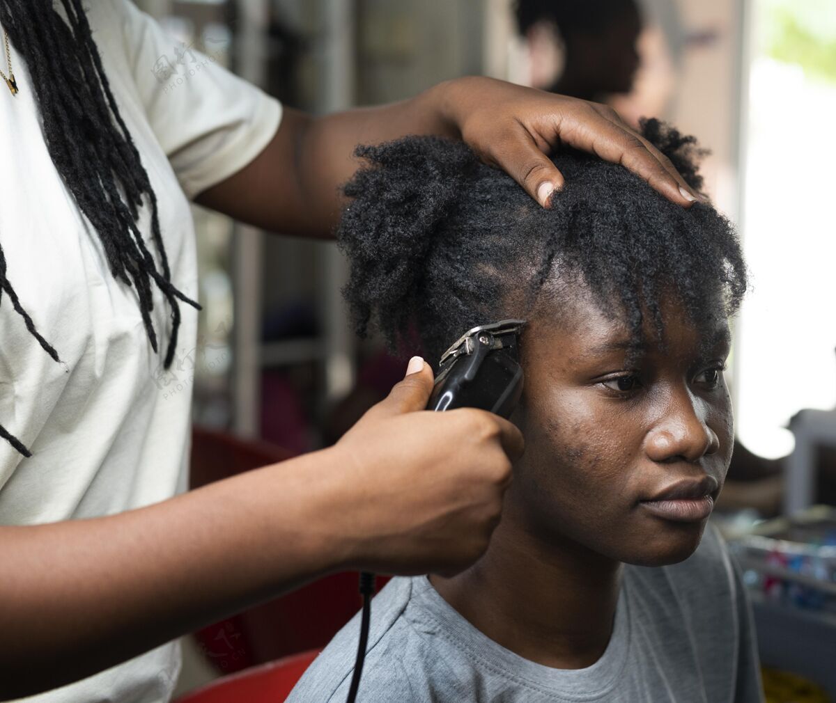 健康在美容院做头发的女人美容院非裔美国人客户