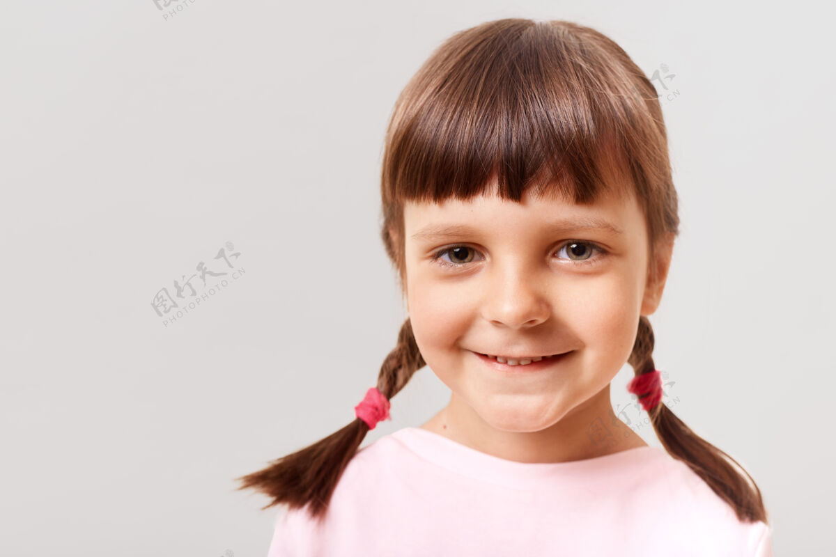 表情室内可爱小女孩的特写肖像活跃孩子幼儿园