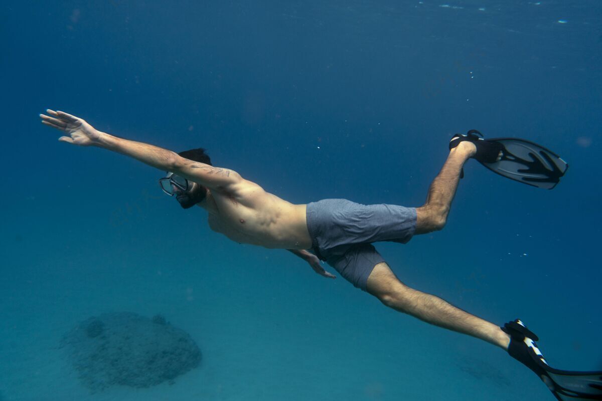 水平在水下用脚蹼自由潜水水上男子跳水