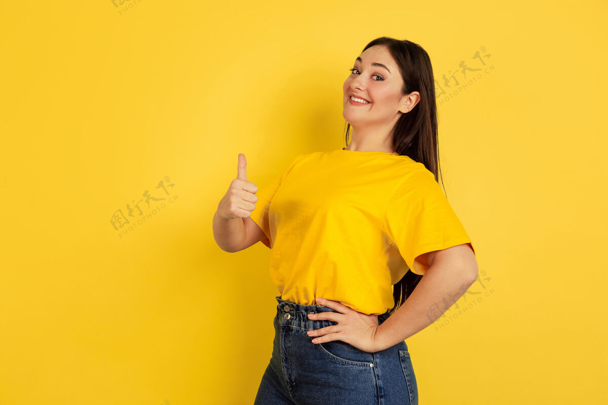 竖起大拇指竖起大拇指 微笑着隔离在黄色墙上的白种女人肖像复制空间手势人物