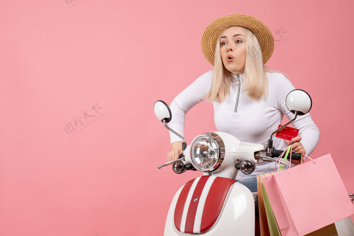 快乐前视图：骑着轻便摩托车的小姐 急了模特时尚大人