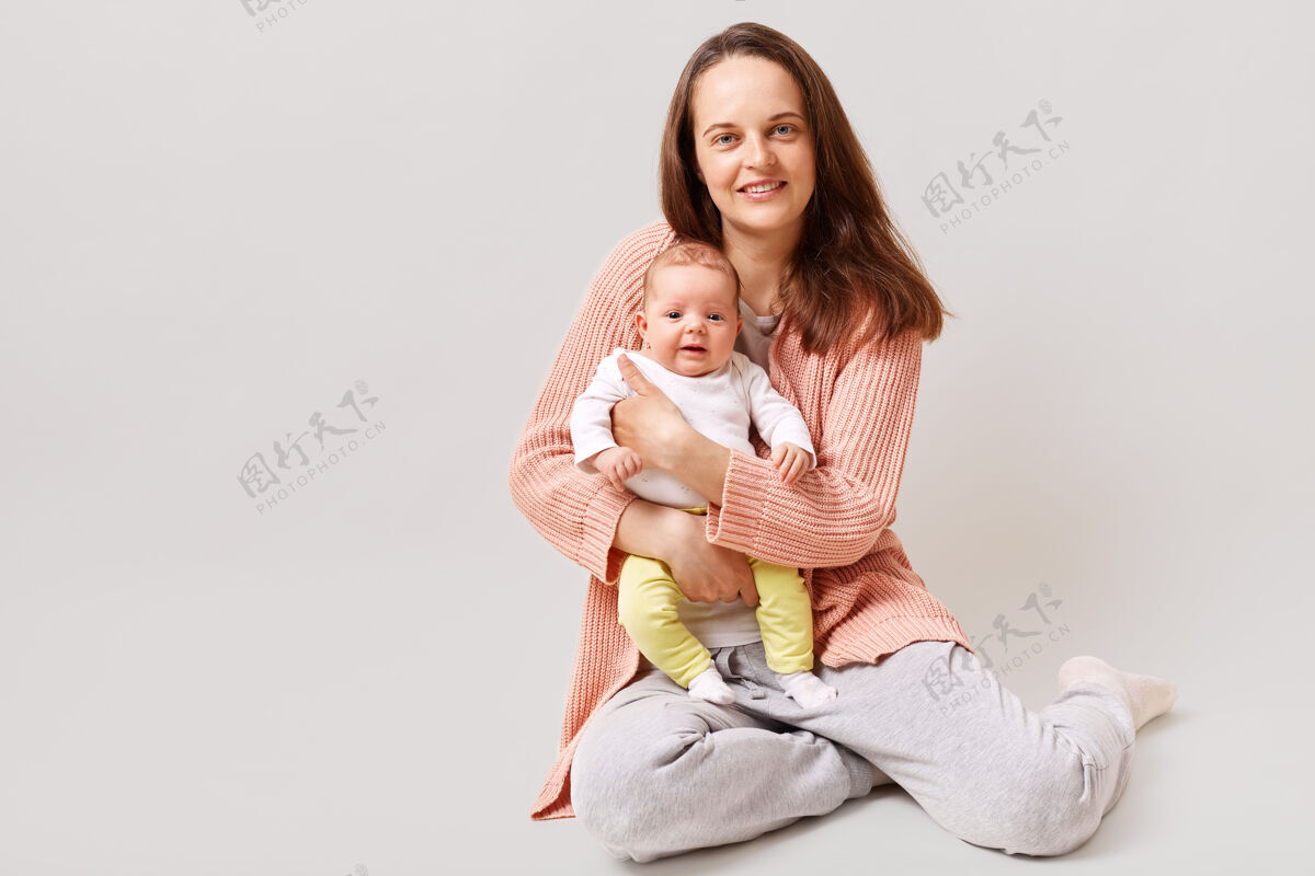 婴儿可爱的妈妈抱着刚出生的宝宝 微笑着直视前方健康孩子女人